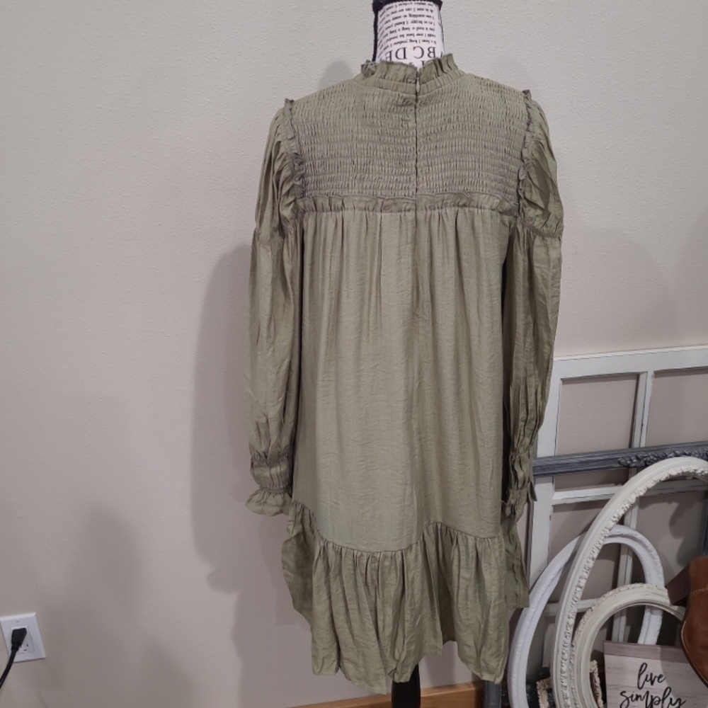Moon River NWT Women's SZ M green Smocked Puffed Sleeve mini shift dress minimal - Picture 5 of 12